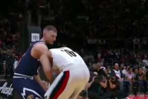 現(xiàn)實(shí)中完全不敢想！??網(wǎng)友玩2K用楊瀚森暴虐掘金內(nèi)線，打爆約基奇