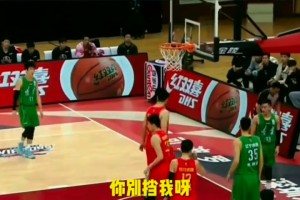 誰的錯？郭艾倫突破上籃被對手大帽，怒斥隊友：別擋我啊！