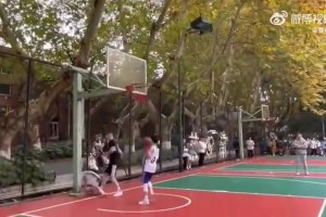 這視野離譜！老詹在訓(xùn)練中跳起轉(zhuǎn)身大橫傳，助攻庫里扔三分！