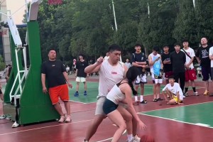 在野球場對(duì)女生最大的尊重，就是全力的防守??????