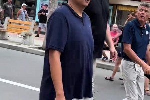 網(wǎng)友偶遇姚明游玩迪士尼樂園：大姚的精神狀態(tài)越來越好了?。? >
                                        </div>
                                    </div>
                                                                        <div   id=