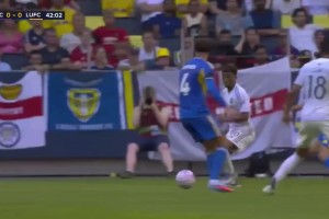 讓我來(lái)！隊(duì)友選擇射門(mén)后庫(kù)尼亞有一點(diǎn)不滿(mǎn)