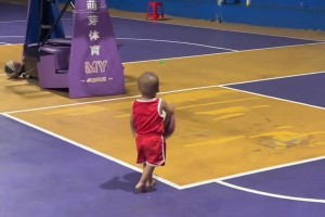 本來不相信孟婆湯的，直到我看到了2歲小弟弟運(yùn)球??????