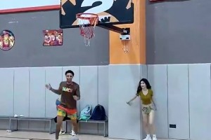 有一說一，小姐姐這球打得相當可以了，球技不賴！