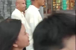 利物浦全隊(duì)現(xiàn)身香港街頭，居然沒有人要簽名??