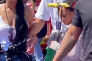 ??庫(kù)里和阿耶莎帶著萊利來(lái)到了環(huán)球影城游玩