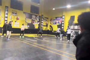 要是我扣翻籃板的話，賠可以，但錄像必須在球館循環(huán)播放????