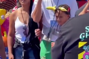 整個帽子還綠色的??庫里帶著阿耶莎和萊利到環(huán)球影城游玩