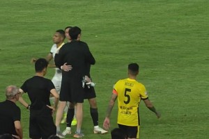 曾記否？當(dāng)年國米拿下意甲冠軍，張康陽在國米總部與球迷搖旗互動