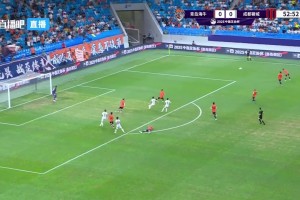 影響發(fā)揮！申花主場澆水太多，球場反光明顯