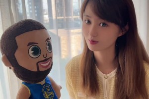 美女主持小七曬庫(kù)里玩偶 這庫(kù)里中文練得不錯(cuò)????