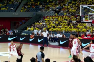 中國男籃擊敗委內瑞拉男籃后，球館內響起了《歌唱祖國》