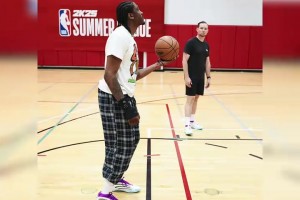 和科比的同款照片！杰威：右手受傷了，我還可以練左手！