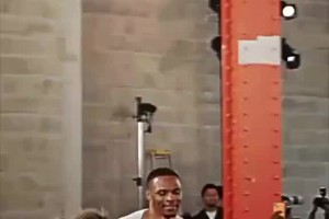 今夏眾多球星都去參加巴黎時(shí)裝秀，還是威少穿得最騷??