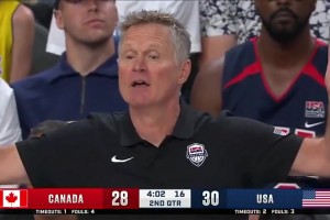 ??這什么戰(zhàn)術(shù)？科爾喊一句“What the f--k.”隨后詹姆斯反跑空切暴扣