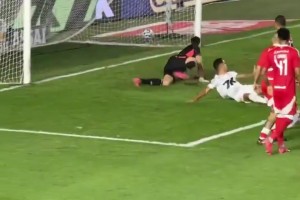 內(nèi)馬爾誤以為進球后滑跪慶祝+爆踢角旗桿??