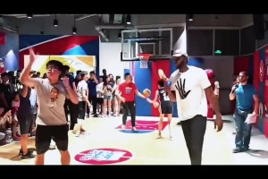 17年馬刺球員小卡首次中國行 給球迷加油的樣子像極了地攤老板