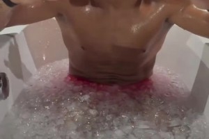 冰火兩重天??38歲胡爾克桑拿房出來后直接泡冰浴，身體太強(qiáng)了