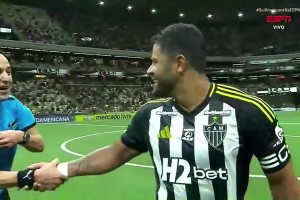 懵了！胡爾克笑著和裁判交流，主裁突然給他一張黃牌??