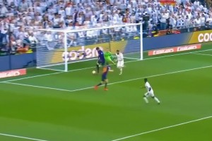 ??皮克自家門前帶球不傳也不解圍！求特獅此刻在想什么？