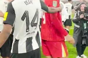 網(wǎng)友：觀察范迪克看伊薩克的眼神，不得不讓紅軍球迷浮想聯(lián)翩