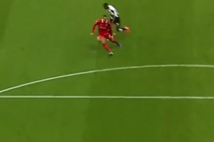 頻率太快了！英超官推：伊薩克曾讓范迪克摸不著頭腦??