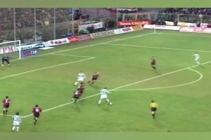 一代宗師齊達(dá)內(nèi)！只用一個(gè)動(dòng)作就能過掉三個(gè)人！