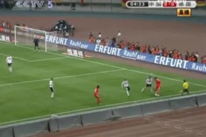 賞心悅目！09年高洪波國足首秀，國足連續(xù)傳球配合蒿俊閔爆射破門