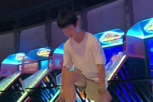 籃球小伙暴扣投籃機(jī) 隨后模仿詹姆斯霸王步慶祝動作??????