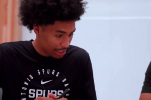 錢太多了？??馬刺榜眼哈珀簽新秀合同，看到了什么突然張嘴驚呆