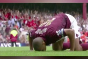 一個時代結(jié)束！海布里的最后一戰(zhàn)！亨利完美戴帽獻上最后一吻！