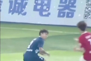 女孩穿著一身韓式辣妹風(fēng)格就來(lái)踢球啦，我還是喜歡穿球衣那個(gè)??