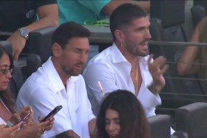 “保鏢”來了！德保羅與梅西在看臺(tái)觀戰(zhàn)邁阿密比賽！