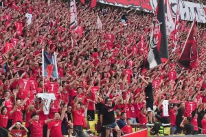 聲援韋世豪！成都球迷第7分鐘齊呼韋世豪+舉7號(hào)球衣