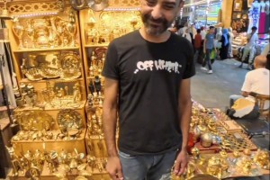 國(guó)人身穿薩拉赫的球衣去開(kāi)羅受到歡迎，甚至還遞來(lái)了華子??