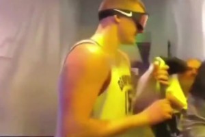 不如賽馬好玩！23年約基奇奪冠時(shí)，開(kāi)香檳都顯得有點(diǎn)敷衍啊