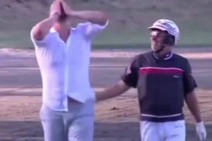 約老師跑過(guò)去每一塊肉都在抖啊??賽馬奪冠比自己拿總冠軍還開(kāi)心