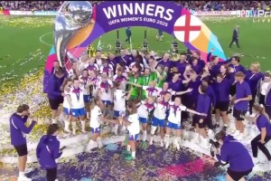 兩奪女足歐洲杯冠軍！英格蘭女足高舉冠軍獎杯全隊慶祝！