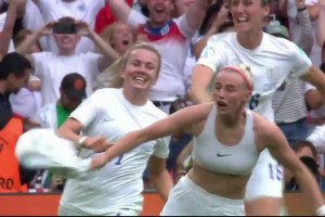 9萬球迷見證！上屆女足歐洲杯決賽！凱莉加時賽絕殺豪放脫衣慶祝