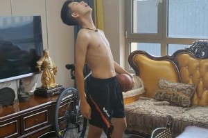 你別說，小伙子模仿的還真像詹姆斯！