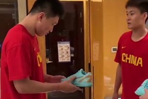 雷蒙羨慕趙睿的科比6，趙睿調(diào)侃：打CBA你又穿不了！