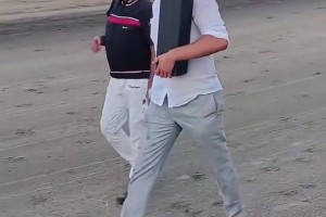 約基奇獲得賽馬冠軍后高興的圍著馬場轉(zhuǎn)了一圈幾步