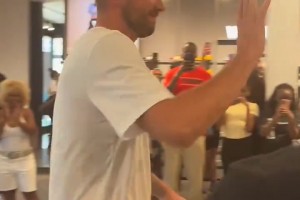 東契奇現(xiàn)身紐約參加活動(dòng)！近距離觀看真的瘦了好多 期待新賽季了