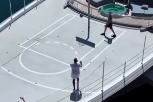 不怕籃球掉海里？魔術(shù)師約翰遜在他的巨型游艇上進(jìn)行投籃~