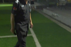 中國(guó)足球的現(xiàn)狀就是遭保安斷球，這個(gè)保安緊貼逼搶不錯(cuò)??