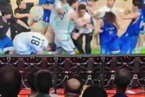 這就是群毆啊??球迷視角看遼寧山東U21比賽大規(guī)模沖突……