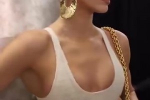 肯豆金發(fā)連體衣走秀，和平時反差不小