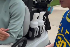 庫(kù)里帶著阿耶莎停下高爾夫球車(chē) 為勇士小球迷簽名后再離開(kāi)