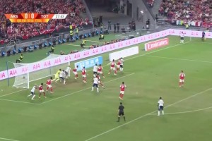 熱刺角球開出，理查利森門前搶點沒頂?shù)?，被球反彈打??