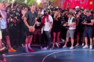 手癢！活動(dòng)現(xiàn)場(chǎng)東契奇表示要投一下球